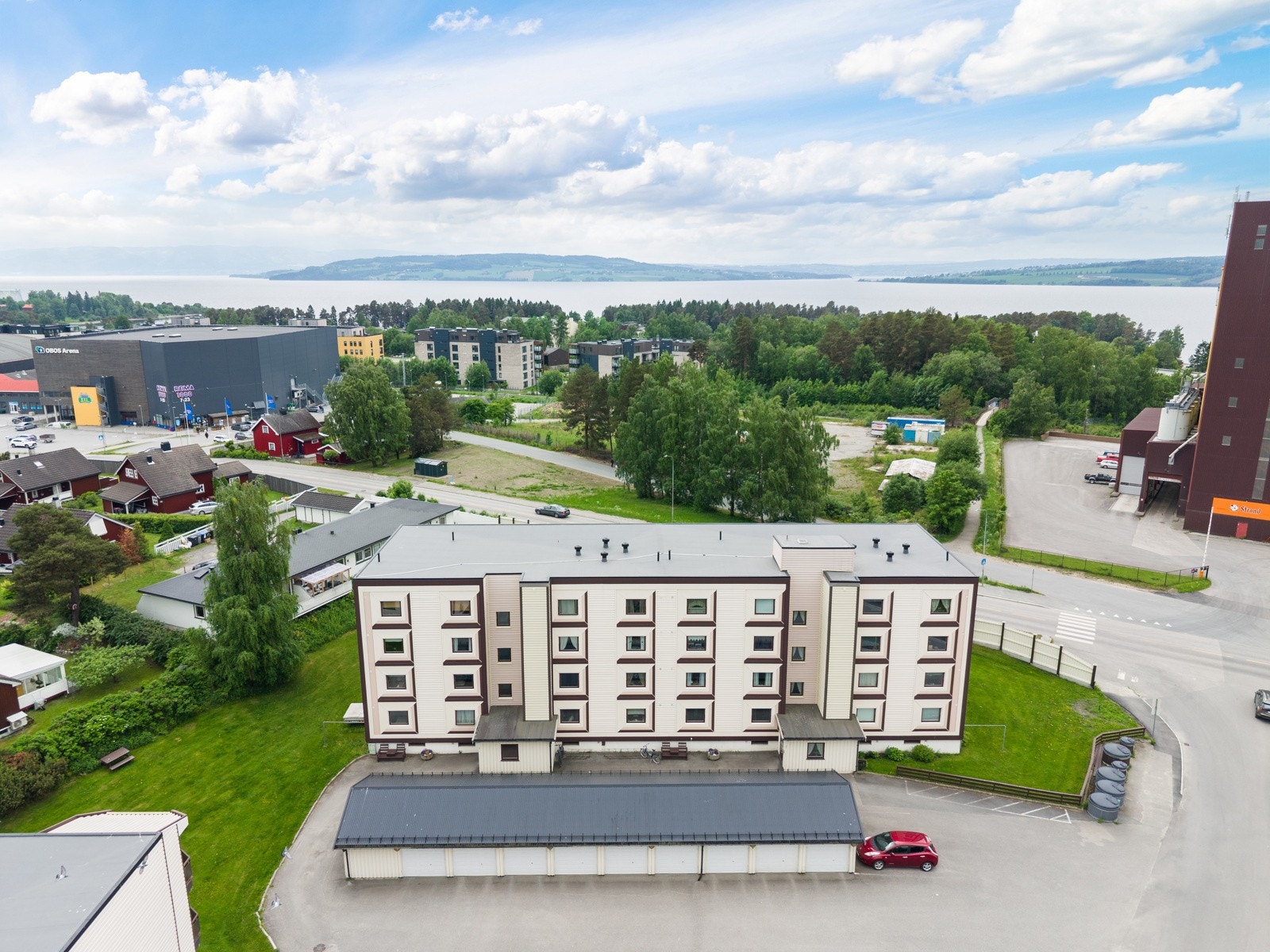 Leiligheten er en del av Langenga borettslag som består av 108 leiligheter og ligger på Hamar Vest. Galleribilde