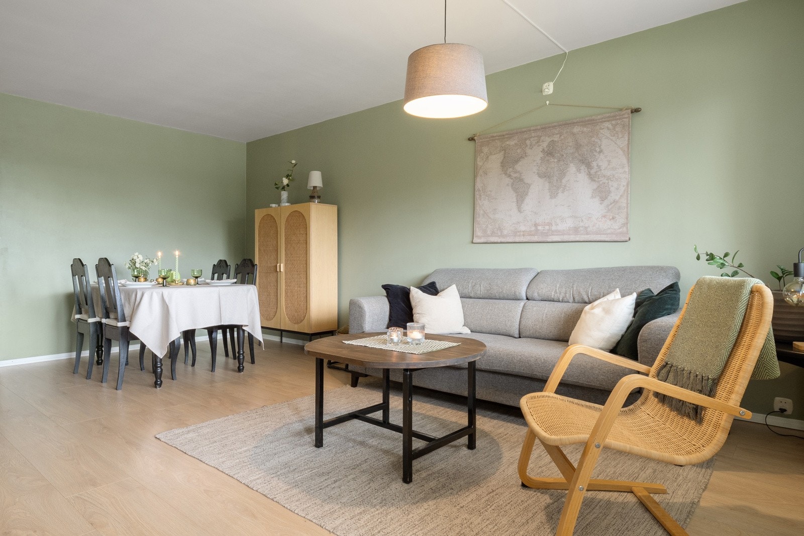 Lys og trivelig stue med god plass til både sofagruppe og spisestue. Galleribilde