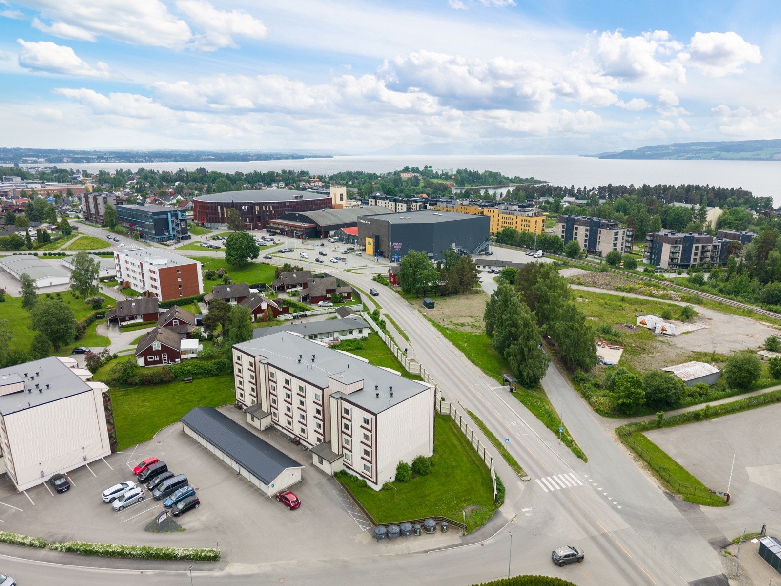 Det er mulighet for å leie garasje i borettslaget, de fordeles etter venteliste. Galleribilde
