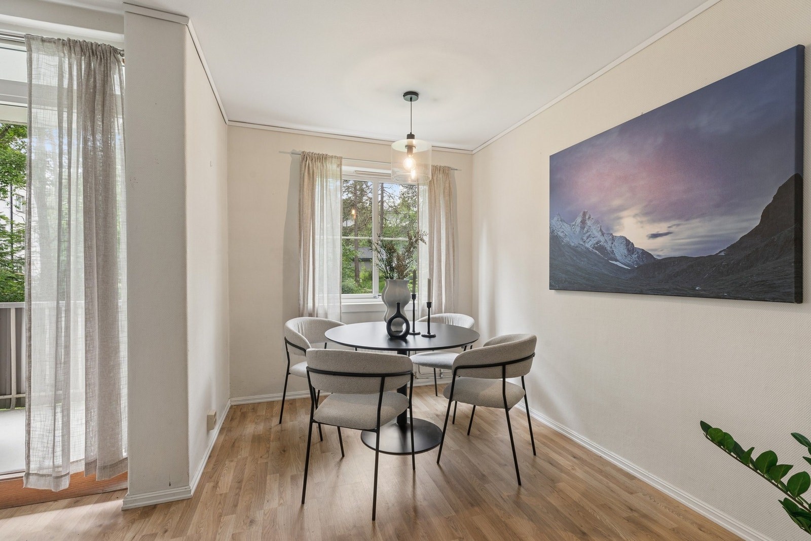 Inviter venner og familie over for et herlig måltid. Galleribilde