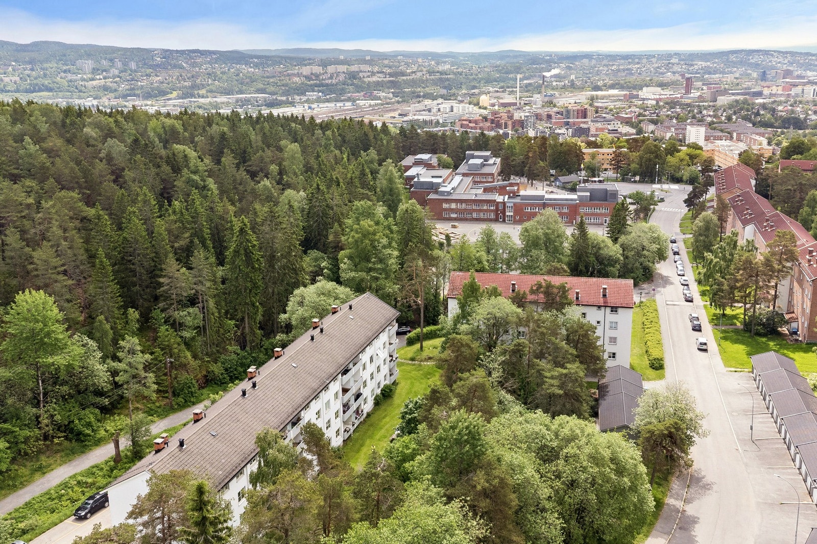 Kort vei til både Tonsenhagen Torg, Linderud senter og gode kollektivforbindelser til Oslo sentrum. Beliggenheten kombinerer det beste av byliv og naturopplevelser i rolige og grønne omgivelser. Galleribilde