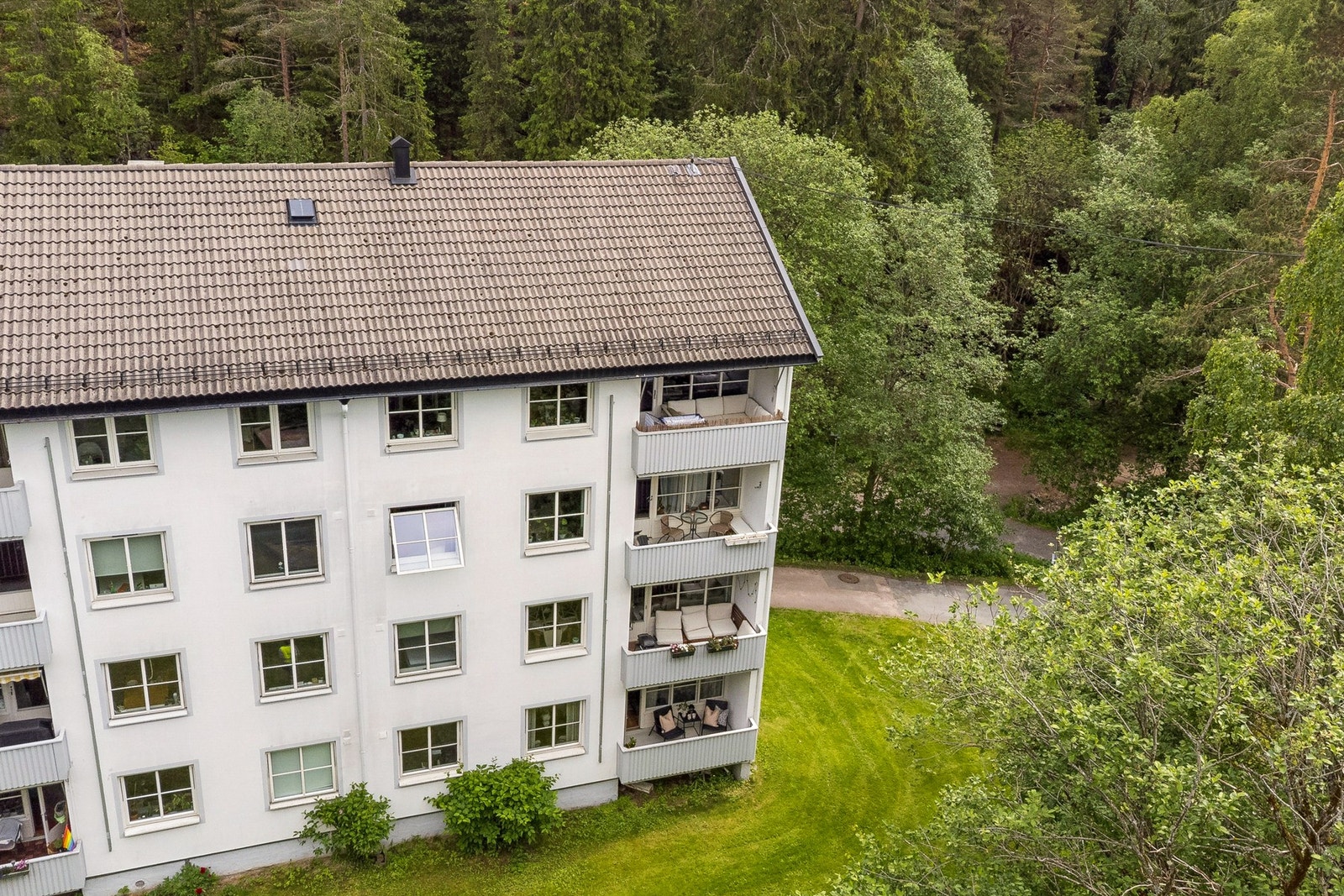 Området er spesielt attraktivt for deg som ønsker en aktiv livsstil med tur- og skiløyper rett utenfor døren. Galleribilde