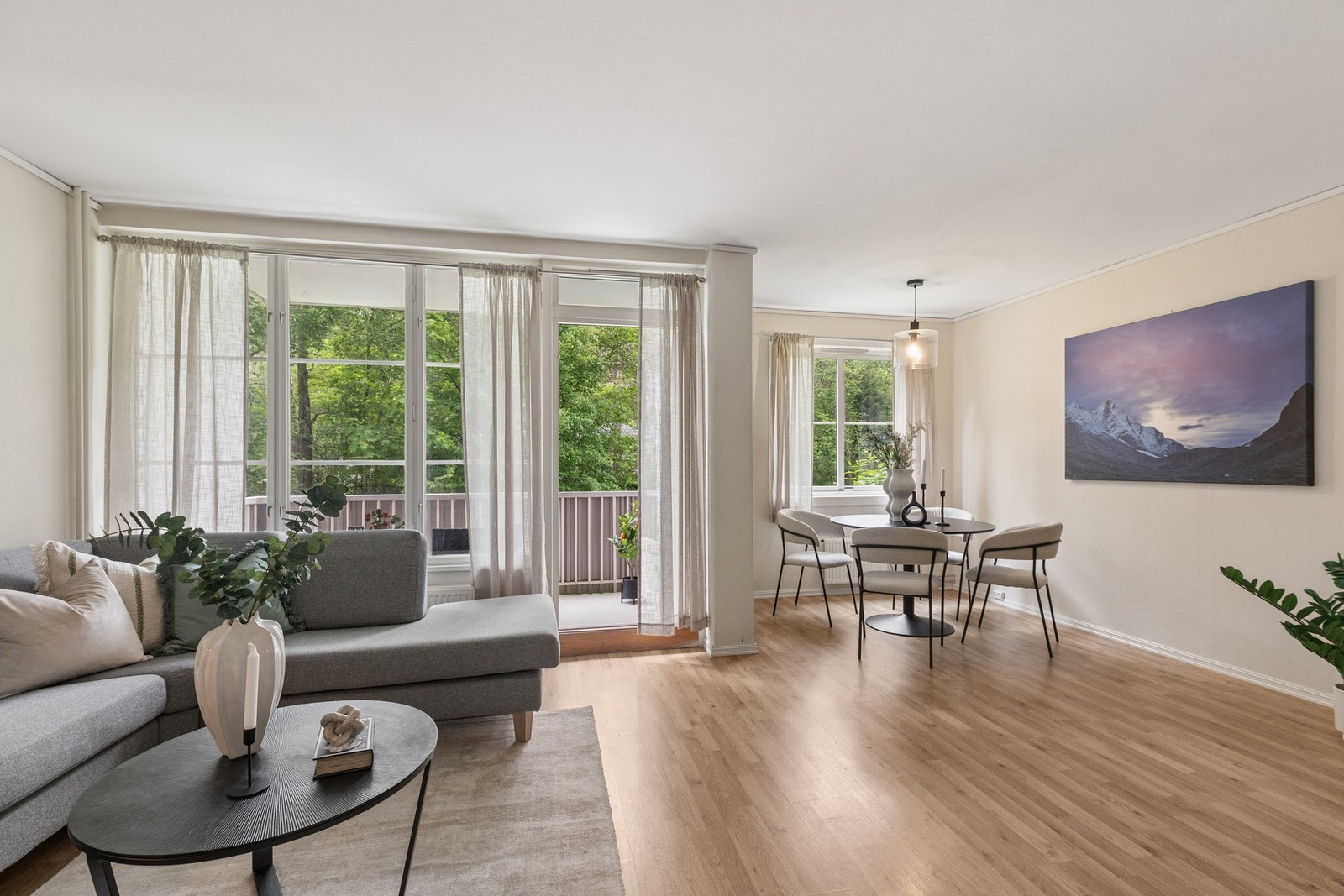 Lys og luftig stue med god plass til sofagruppe og annet møblement. Galleribilde