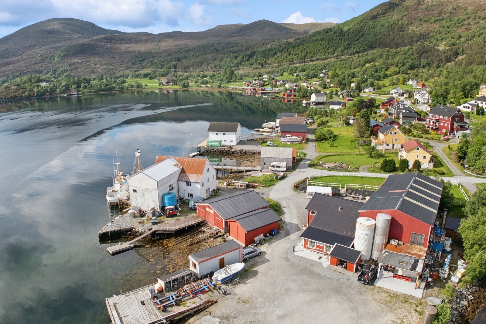 Med boligen følger et naust - ca. 100 m nedenfor boligen. Galleribilde