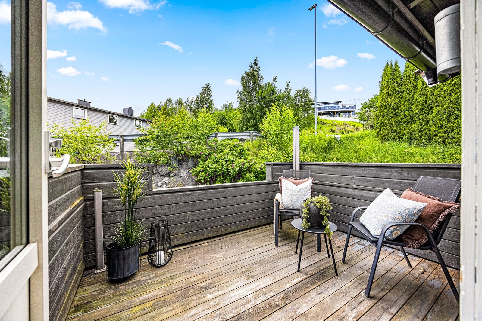 Fra stuen er det utgang til en hyggelig sydvestvendt balkong på ca. 7 m². Galleribilde