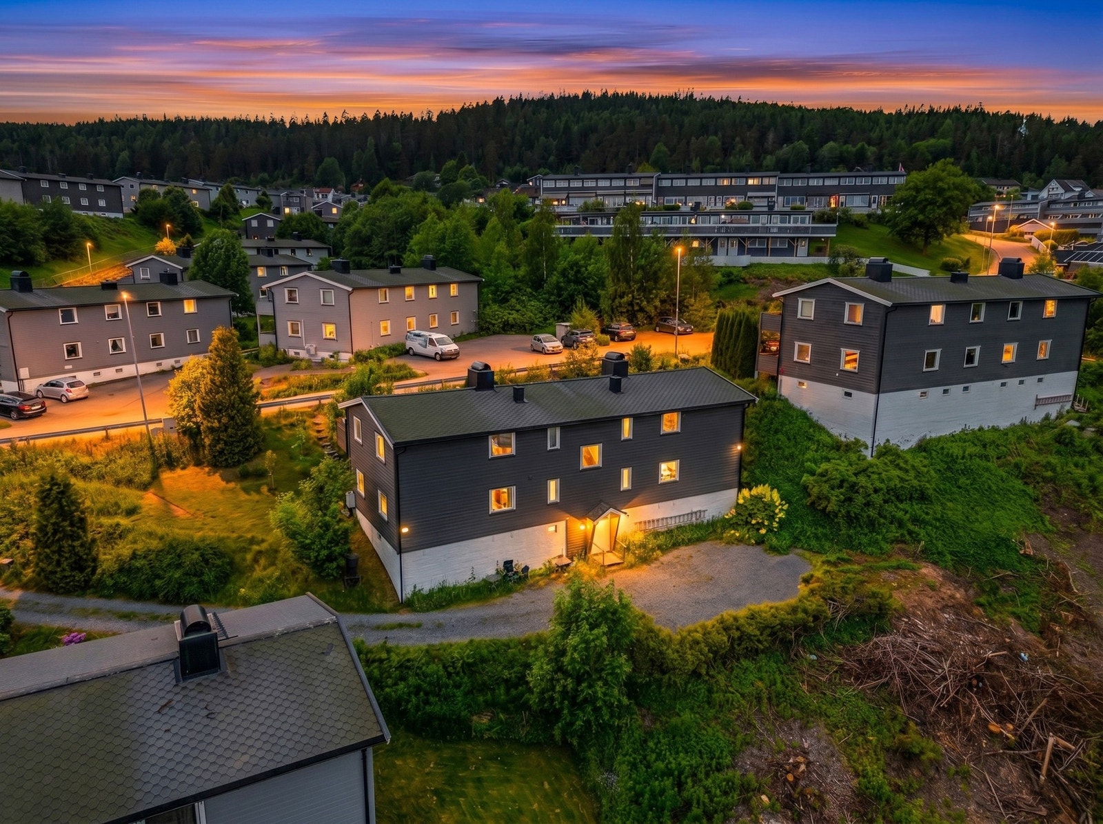 Adkomst til leiligheten skjer via felles trappeoppgang, og det er installert porttelefon som gjør det enkelt og praktisk å slippe inn besøkende. Galleribilde