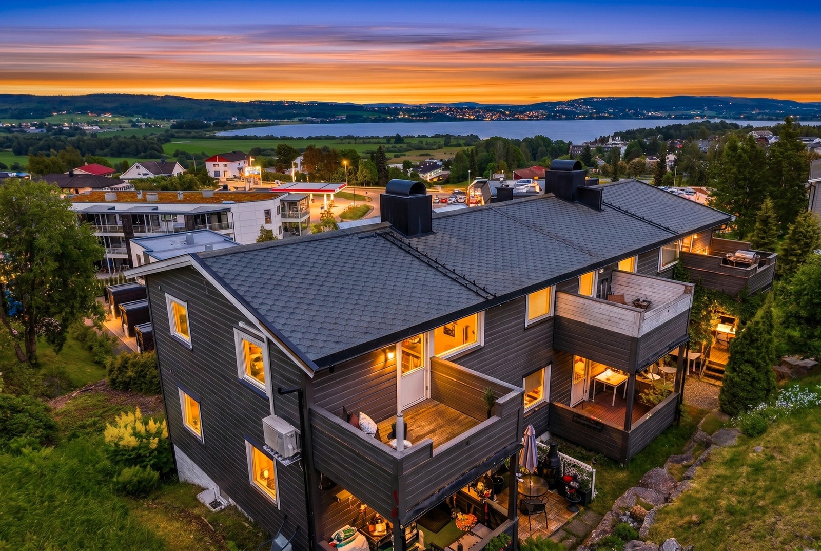 Når kvelden kommer, kan du lene deg tilbake med noe godt i glasset og nyte den rolige stemningen i nabolaget mens solen sakte går ned. Galleribilde
