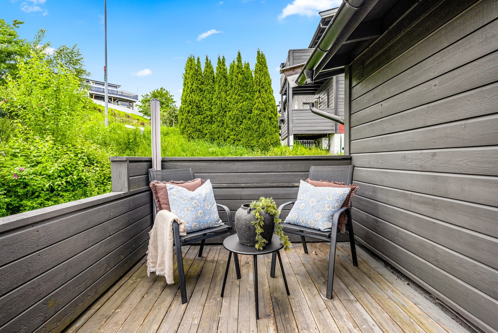 På varme sommerdager blir balkongen en naturlig forlengelse av stuen. Galleribilde