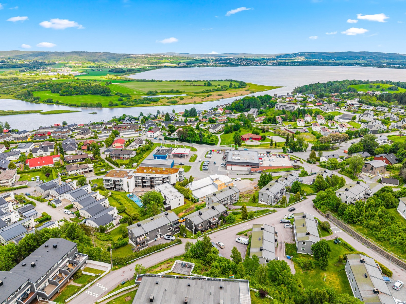 Det er kort avstand til dagligvare, med ca. 350 meter til Kiwi Rælingen, ca. 400 meter til nærmeste barnehage, samt gangavstand til skoler og Marikollen idrettspark. Galleribilde