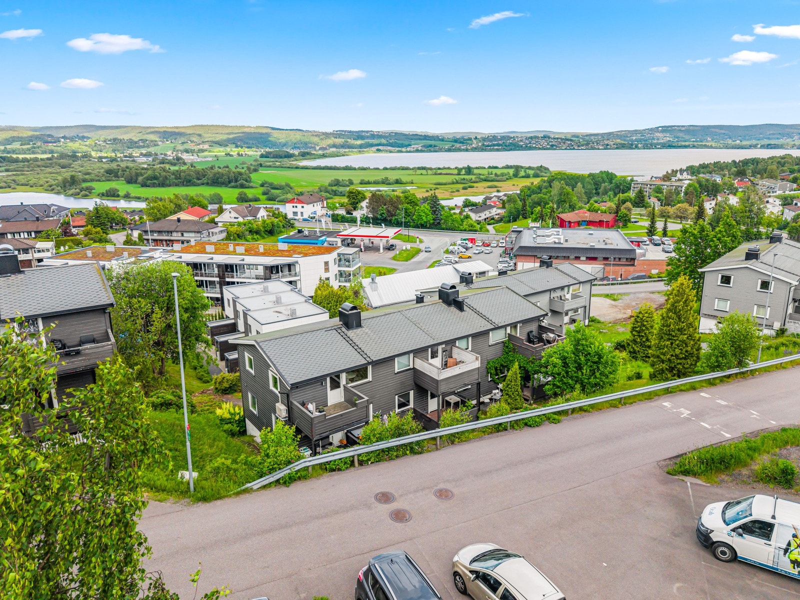 Eiendommen ligger i et rolig, veletablert og attraktivt boligområde på Fjerdingby i Rælingen kommune, ca. 6 minutters kjøring fra Lillestrøm sentrum. Galleribilde