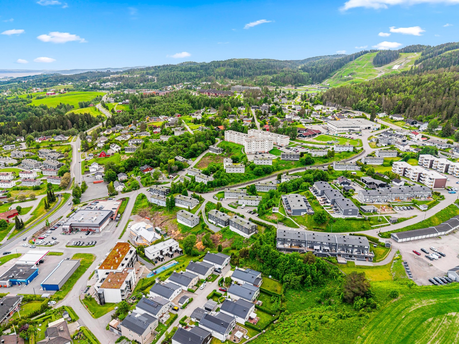 Det er gangavstand til Fjerdingby barneskole, Marikollen ungdomsskole og Rælingen videregående skole. Galleribilde