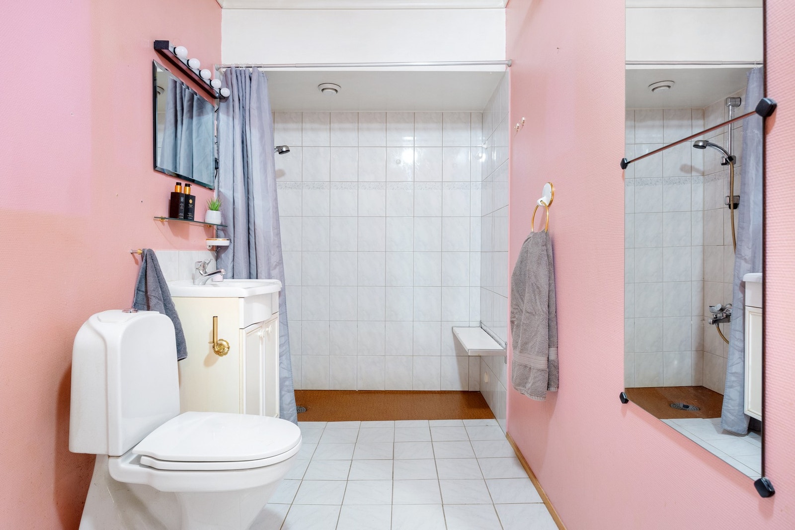 Eldre bad på 6,1 m². Også badet er funksjonelt, men i eldre stand Galleribilde