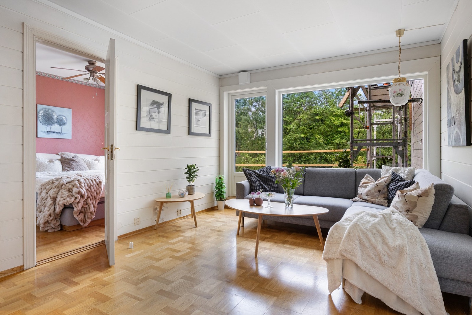 Rekkverk er innen kort tid ferdigstilt med moderne rekkverk i glass samt nytt terrassedekke Galleribilde