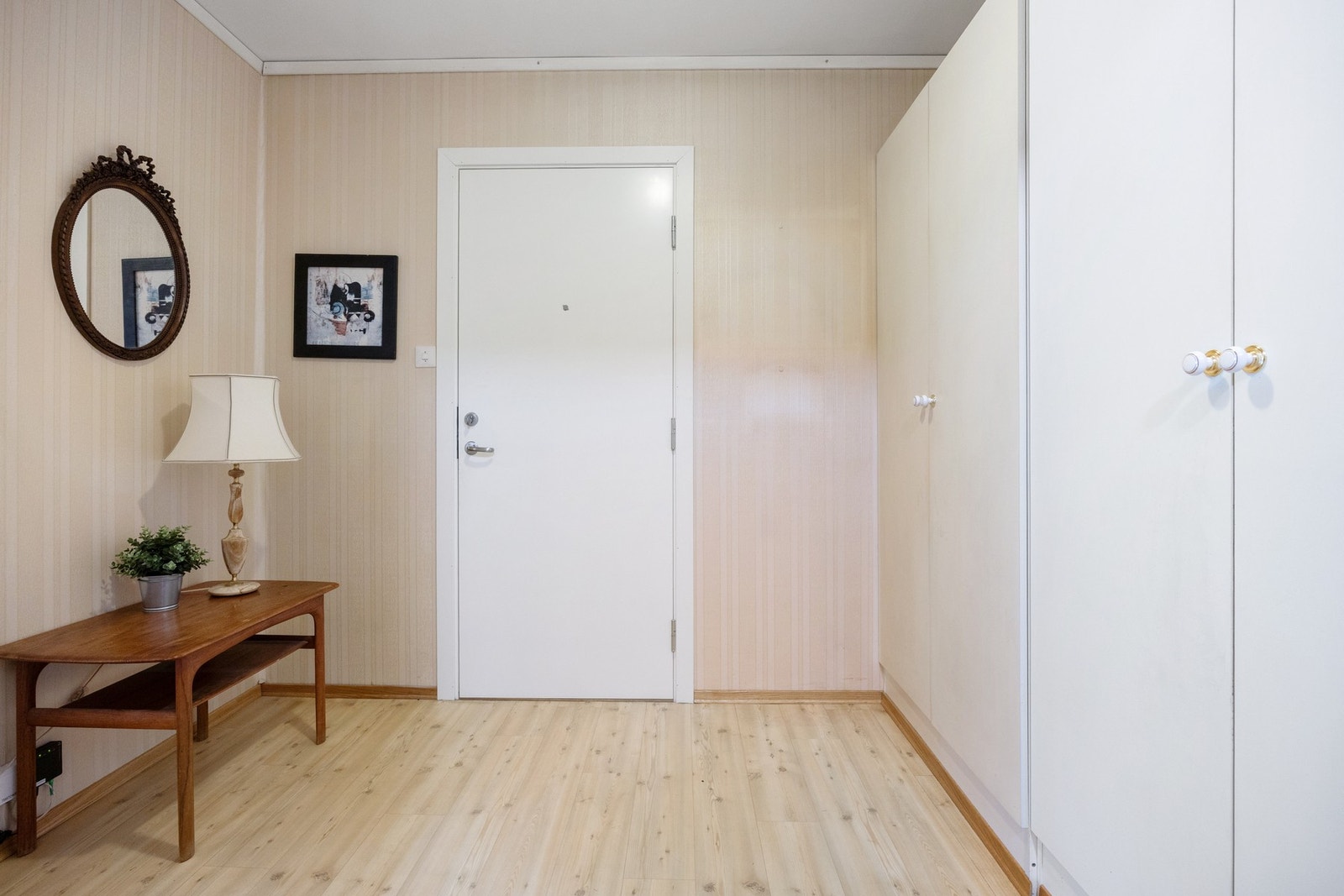Gang med stor garderobe Galleribilde