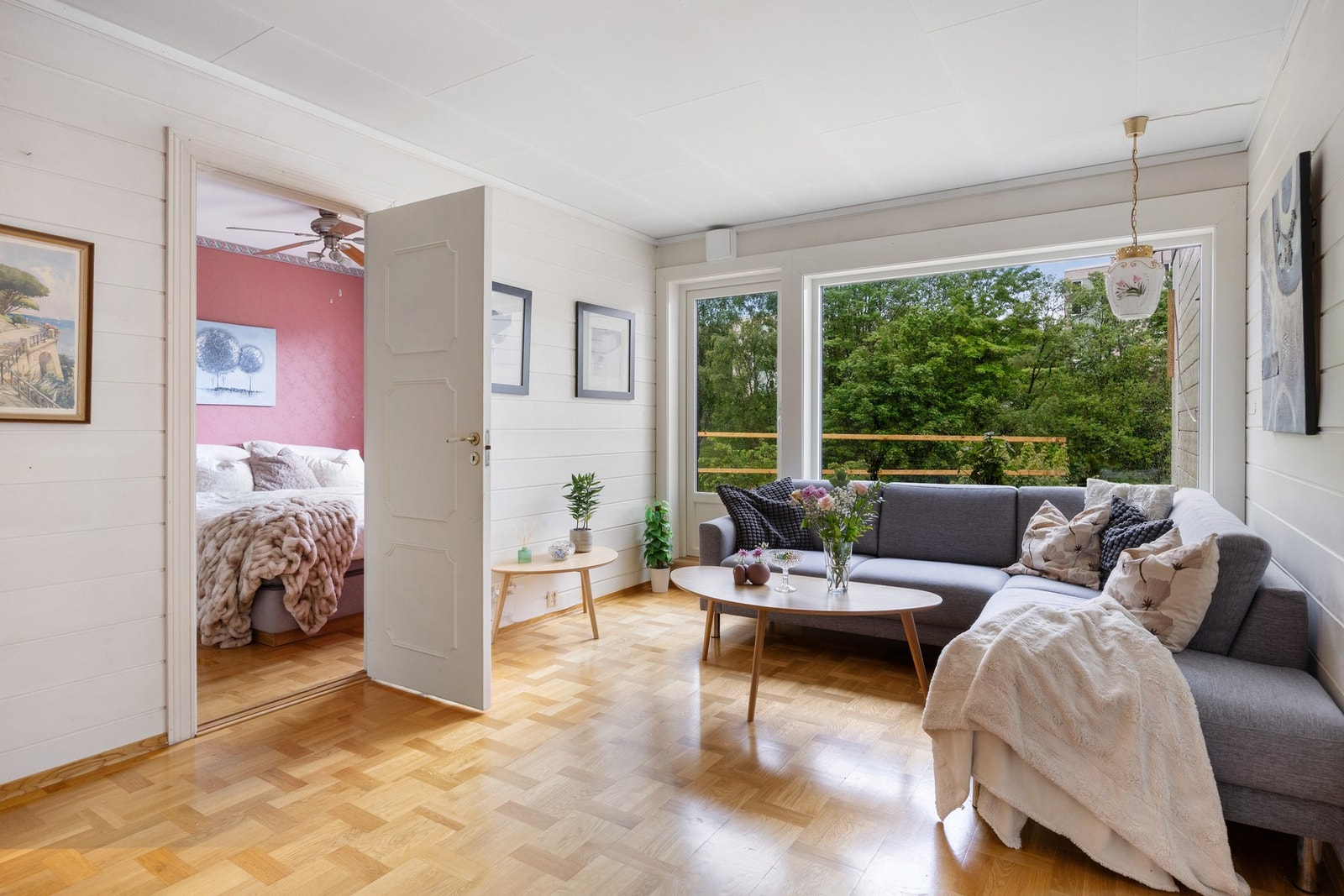 Lyse flater og linoleum på gulv Galleribilde