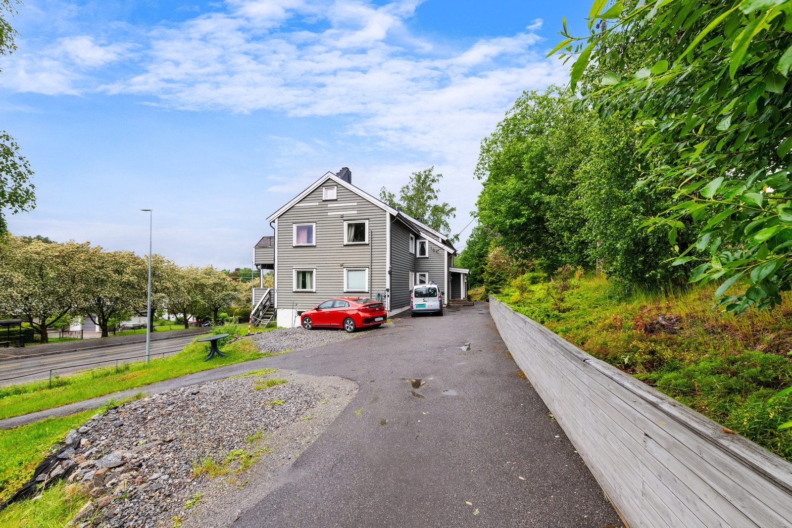 Det er felles parkering foran eiendommen. To av oppstillingsplassene har tilgang til privat elbillader tilknyttet andelen. Galleribilde