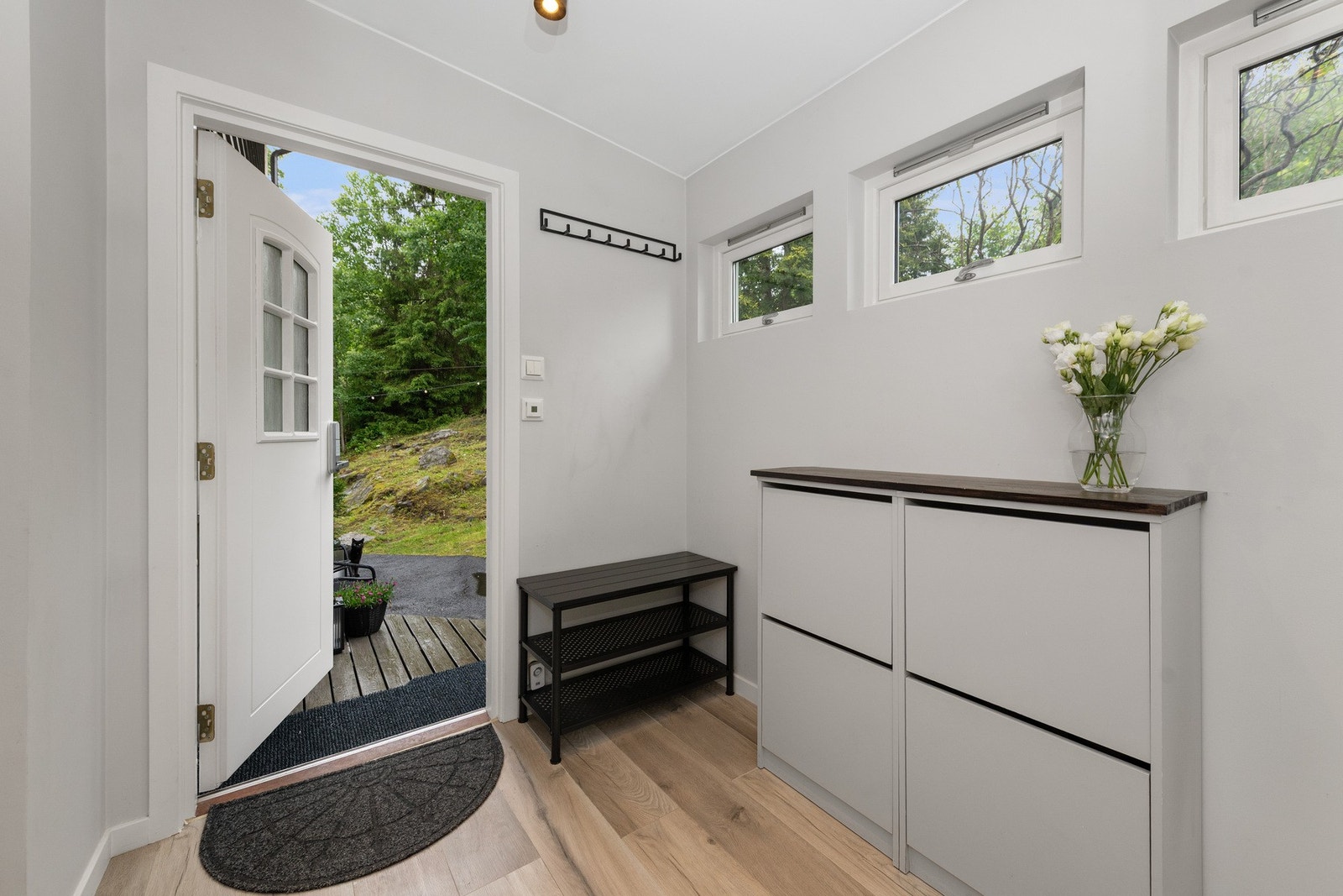 Innenfor døren møtes man av en innbydende entré med god plass til oppbevaring av yttertøy og sko. Galleribilde