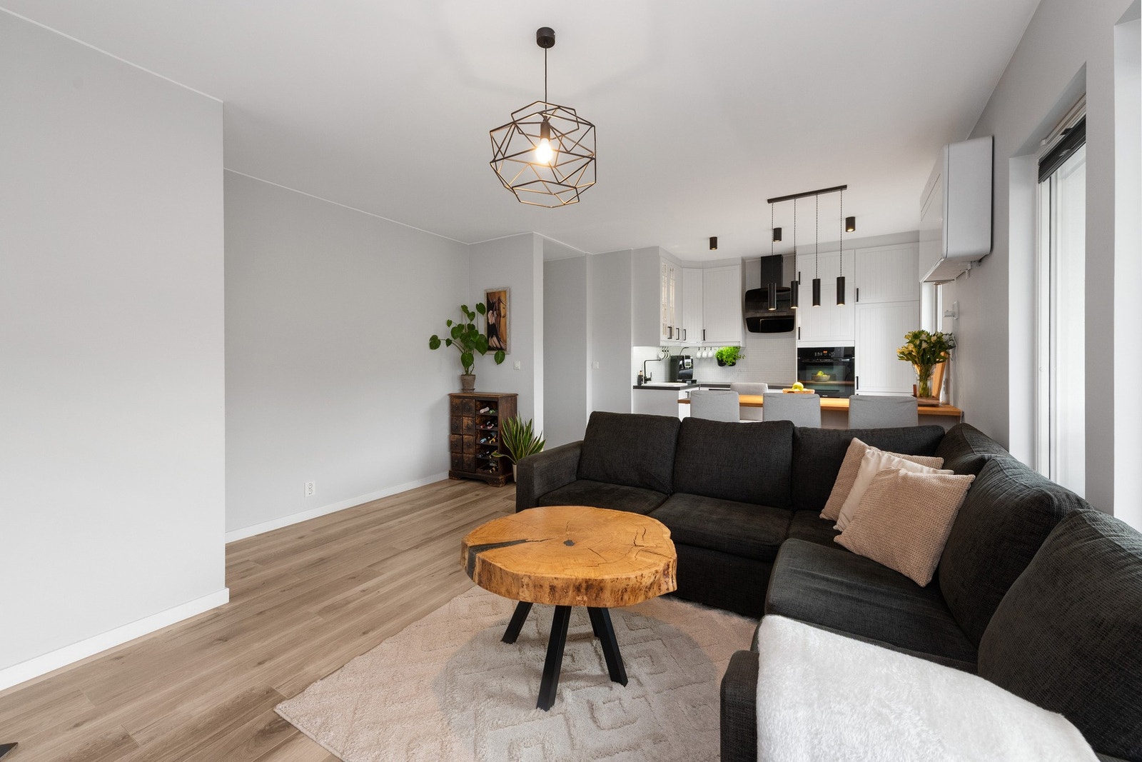 Store vindusflater slipper inn rikelig med dagslys og bidrar til en lys og luftig romfølelse. Galleribilde