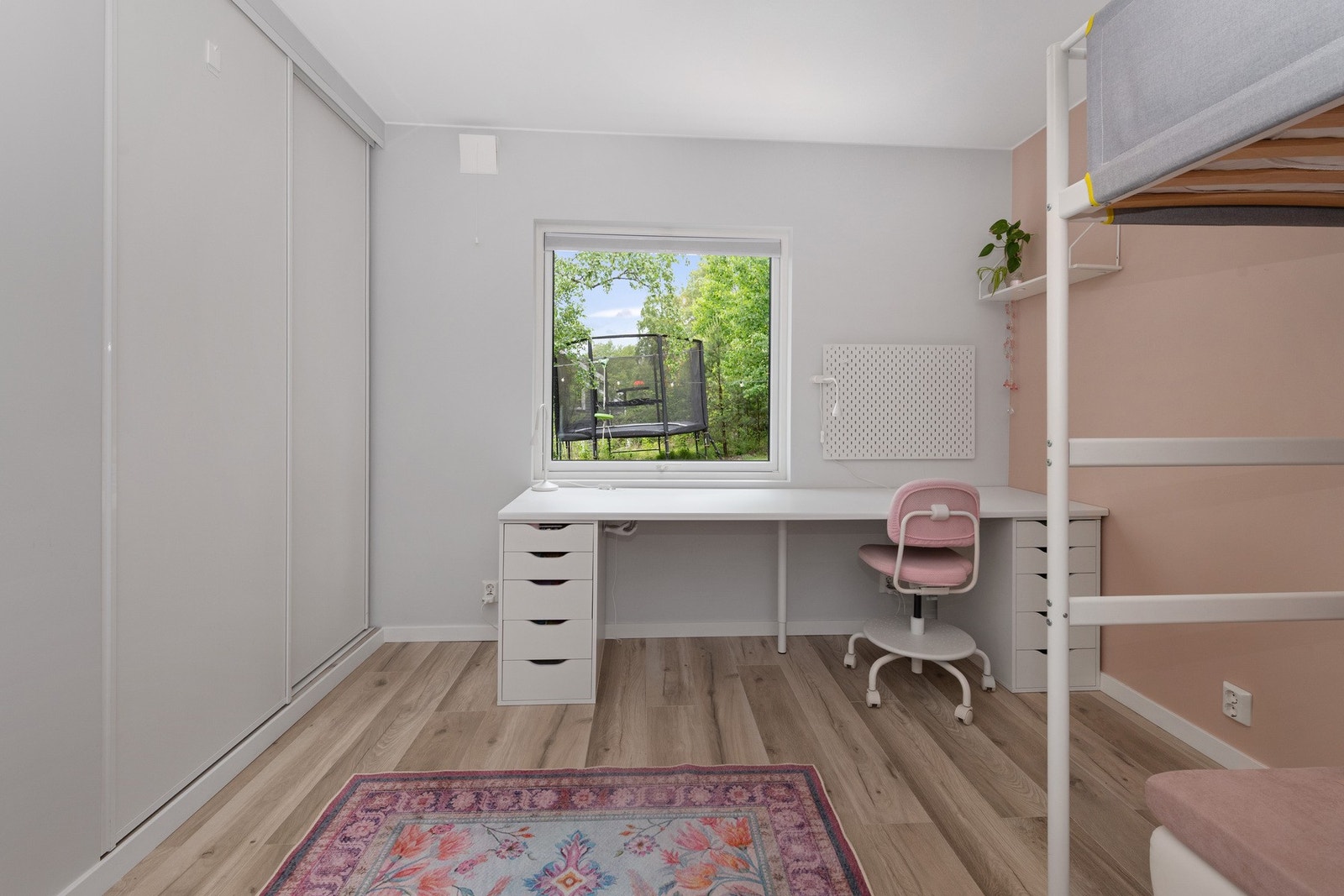 Hovedsoverommet har god plass til dobbeltseng og garderobeløsning. Galleribilde
