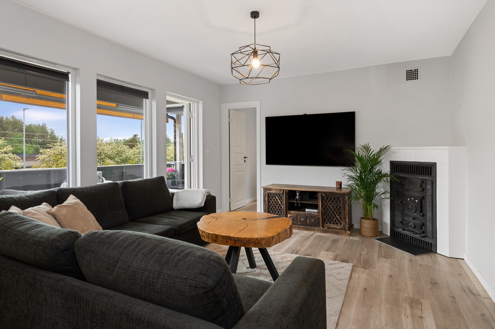 Fra stuen er det utgang til en takoverbygget veranda på ca. 12 m². Galleribilde