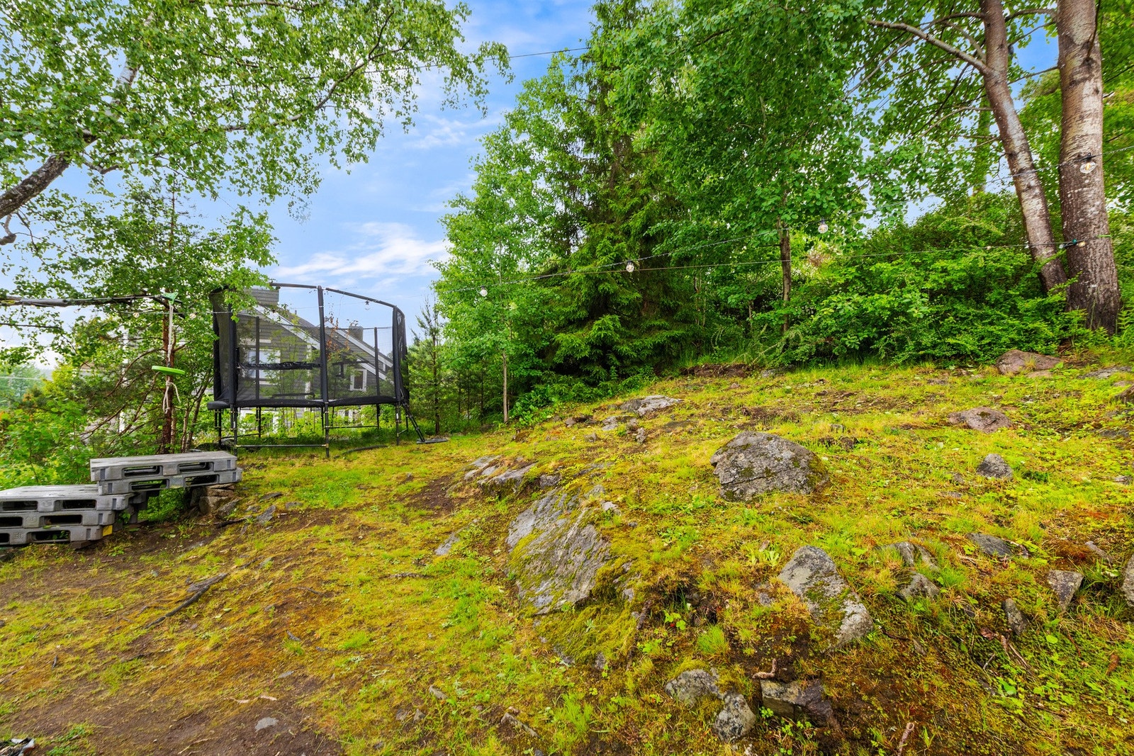 Eiendommen ligger i et attraktivt og veletablert boligområde på Hellerasten/Sofiemyr i Nordre Follo kommune. Her kombineres nærhet til marka, Bunnefjorden og gode oppvekstvilkår med enkel pendleravstand til Oslo, noe som skaper et trygt og velfungerende n Galleribilde