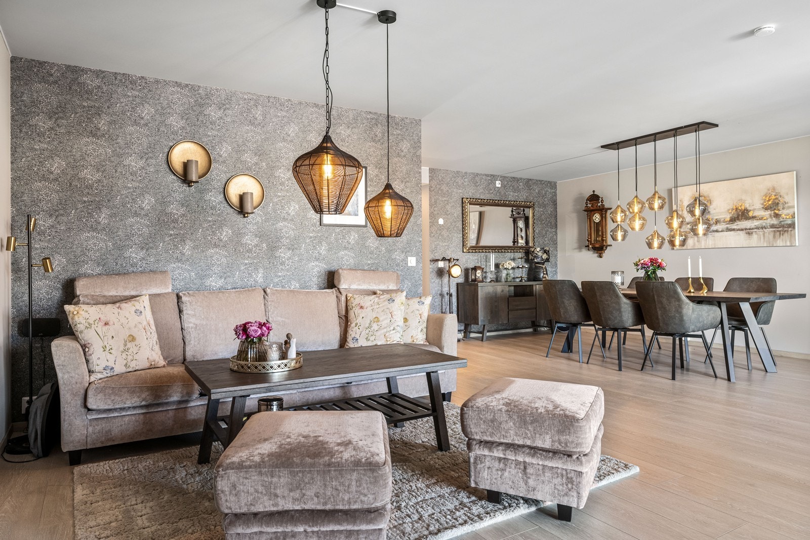 Stuen har god plass til både sofagruppe og en romslig spisestue. Galleribilde
