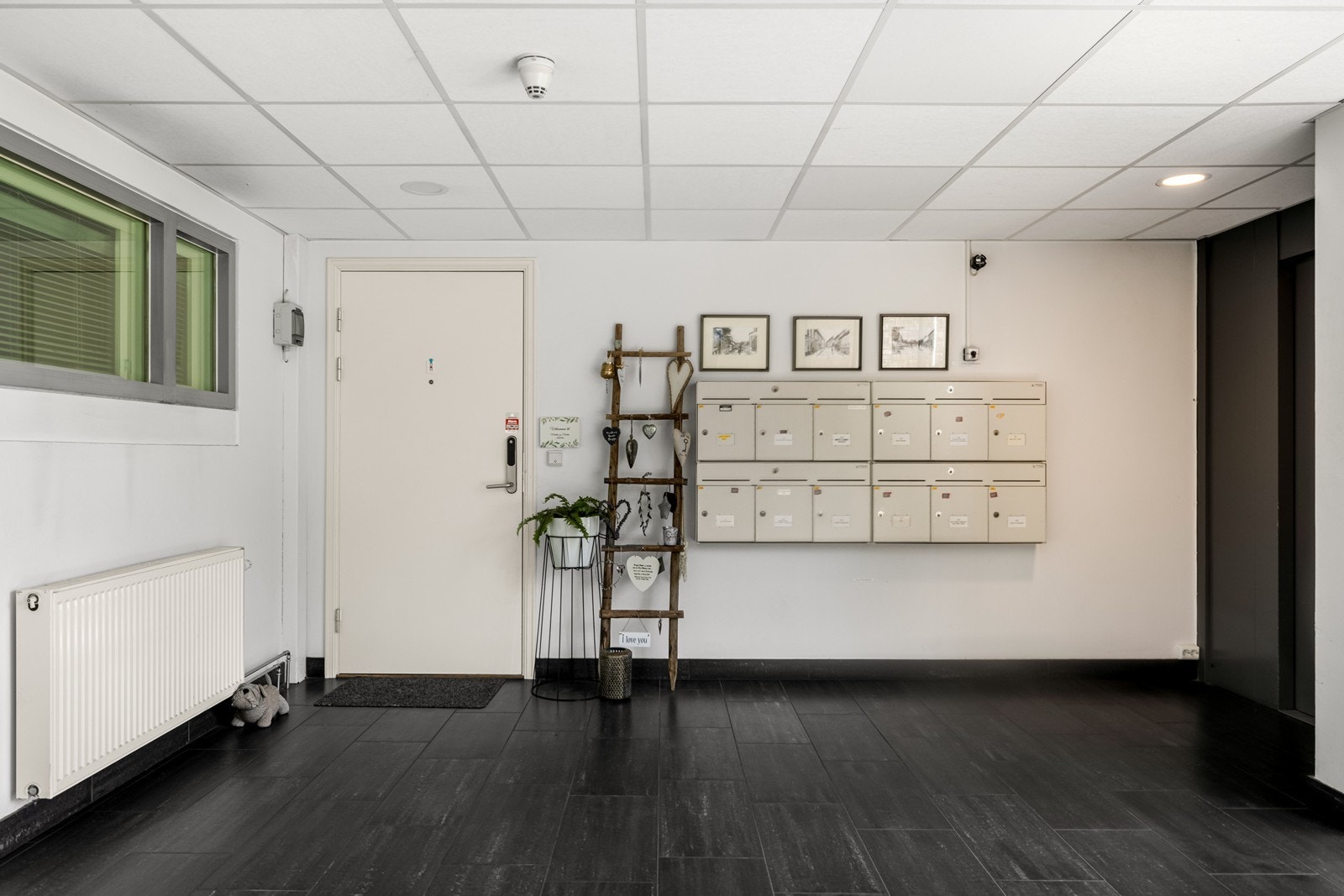 Felles inngangsparti med postkasser. Galleribilde
