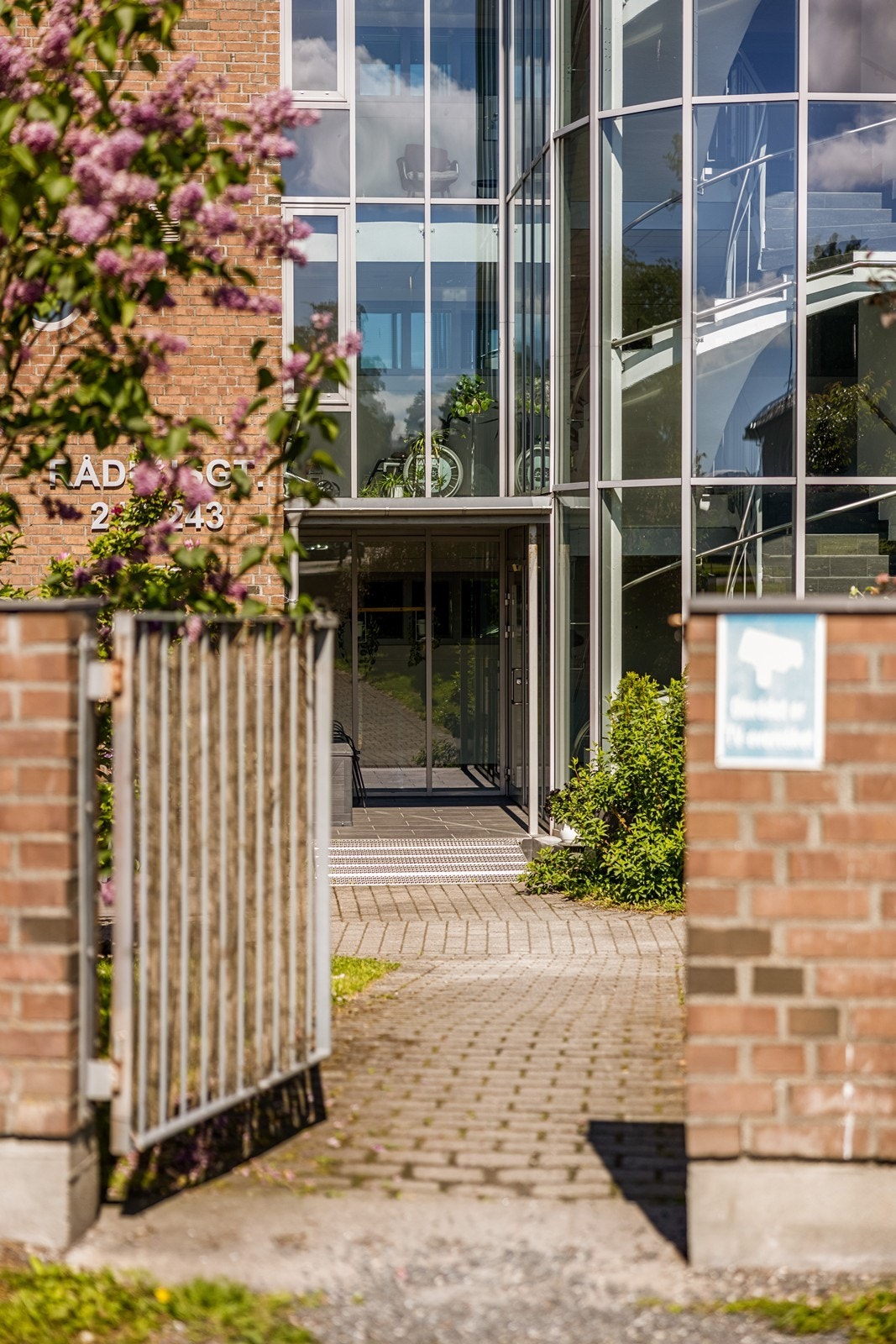 Bygget har en solid fasade i teglstein og er fra 2006. Galleribilde