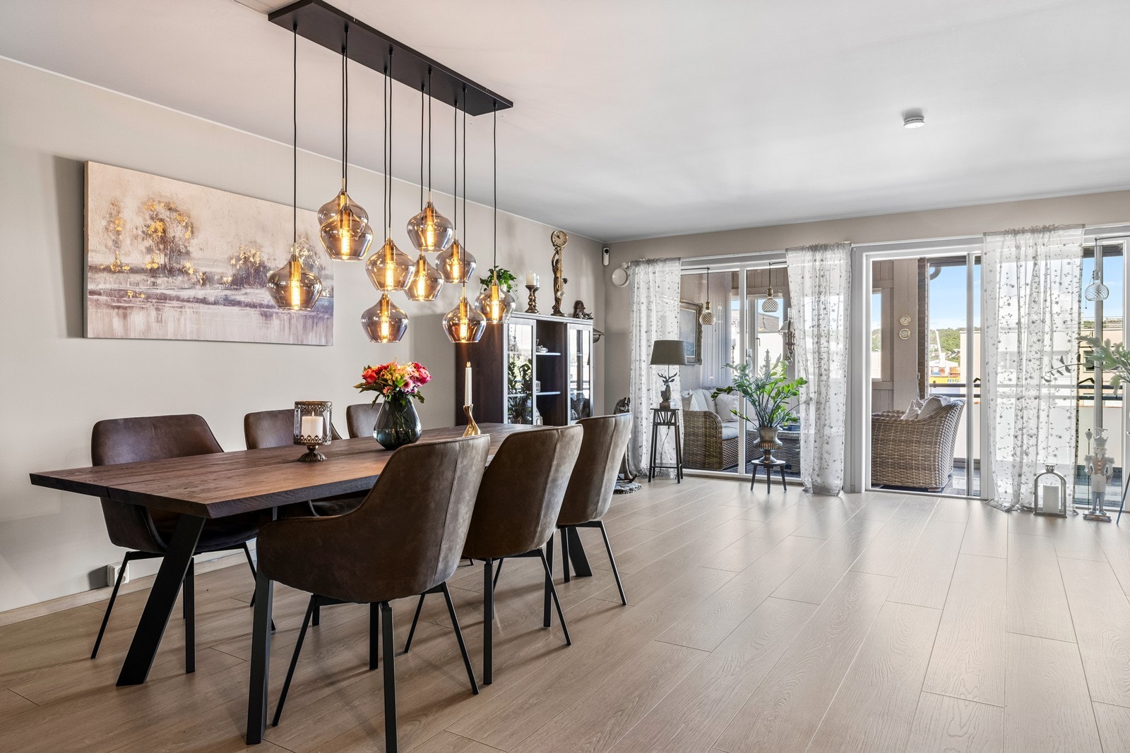 Velkommen til Rådhusgata 213 - En tiltalende og pent oppusset selveier med sentral beliggenhet. Leiligheten har en gjennomgående god standard med vannbåren varme i alle rom og en åpen, sosial planløsning.
Foto: Fotoetcetera AS Galleribilde