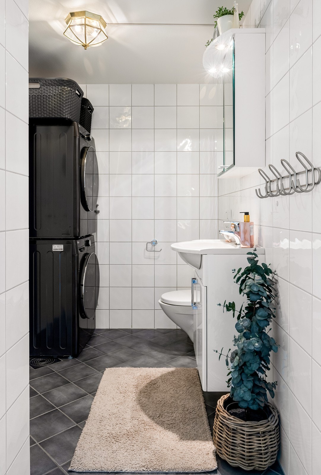 Det andre badet fungerer som vaskerom da dusjen er fjernet. Det er opplegg for vaskemaskin og tørketrommel. Galleribilde