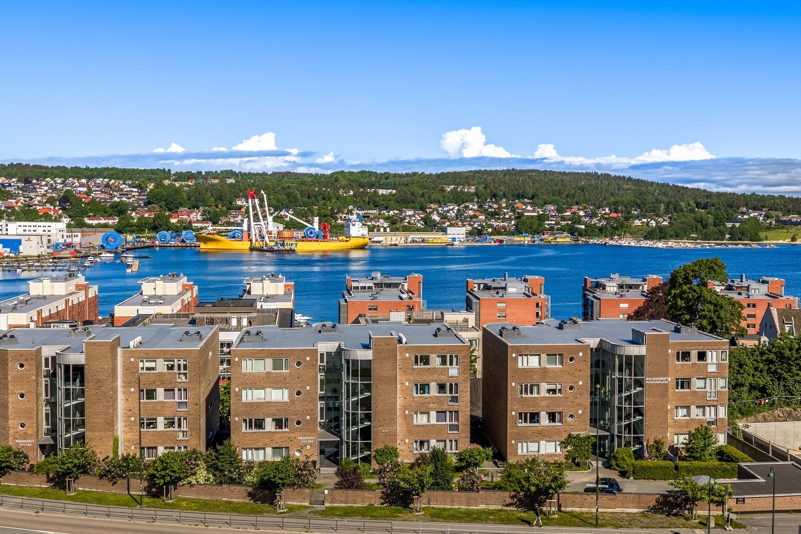Fra leiligheten og området er det utsikt mot kanalen og havneområdet. Galleribilde