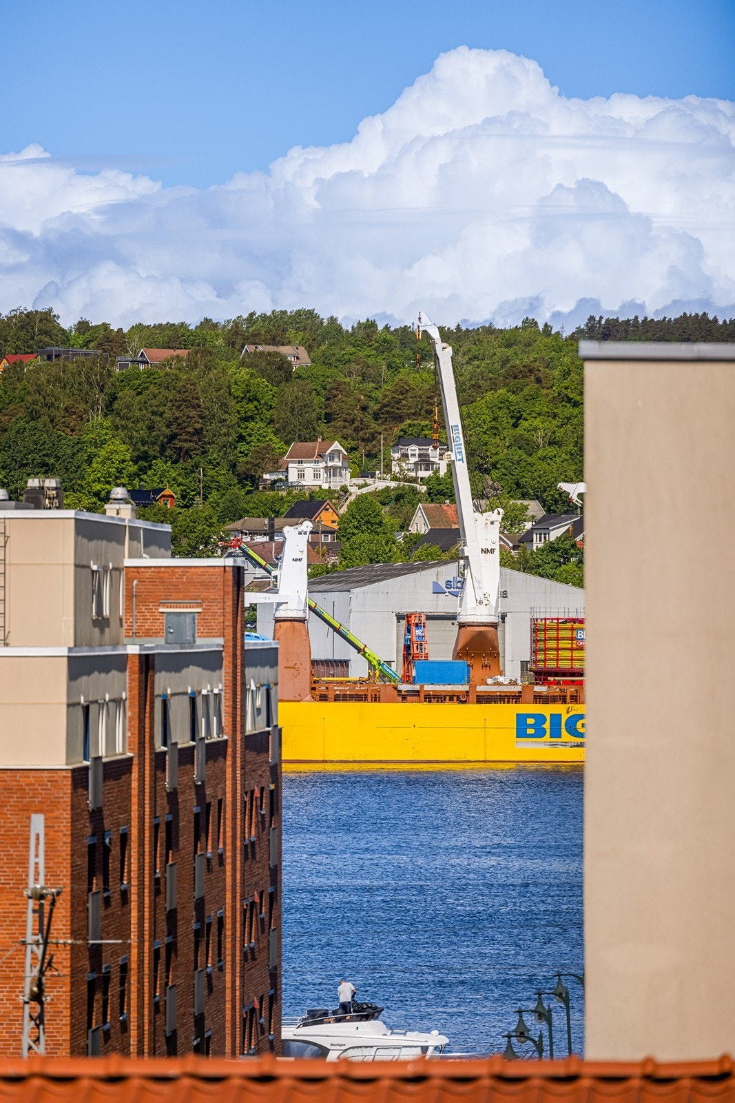 Detalj av utsikten mot havneområdet. Galleribilde