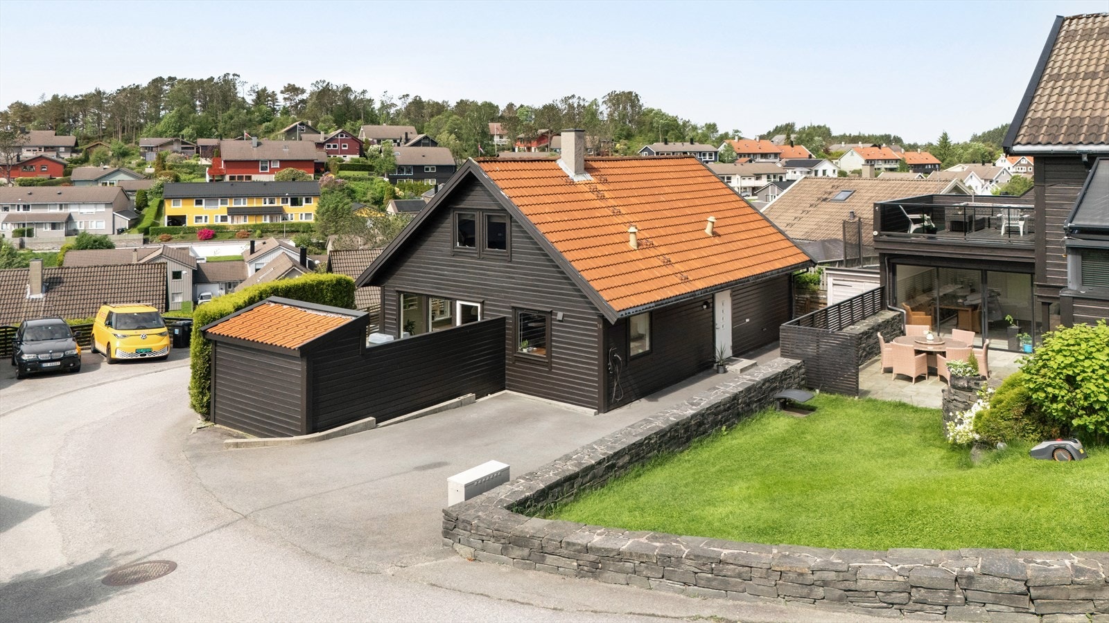 En innholdsrik og velholdt enebolig med utsikt mot Karmsundet . Galleribilde