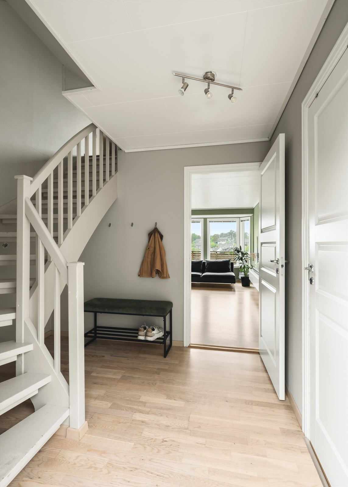 Lys og innbydende hall med entré og trapp til 2. etasje. Rommet har god plass til garderobeløsning og oppheng av yttertøy, og gir et praktisk og hyggelig første møte med boligen. Galleribilde
