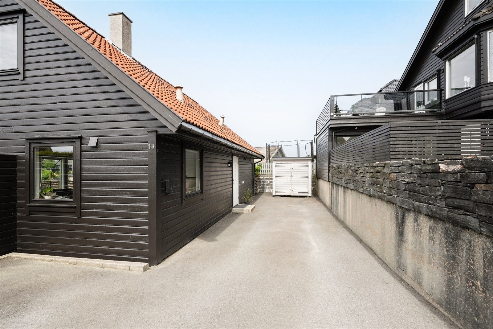 Stort gårdsrom og stilren entrè. Galleribilde