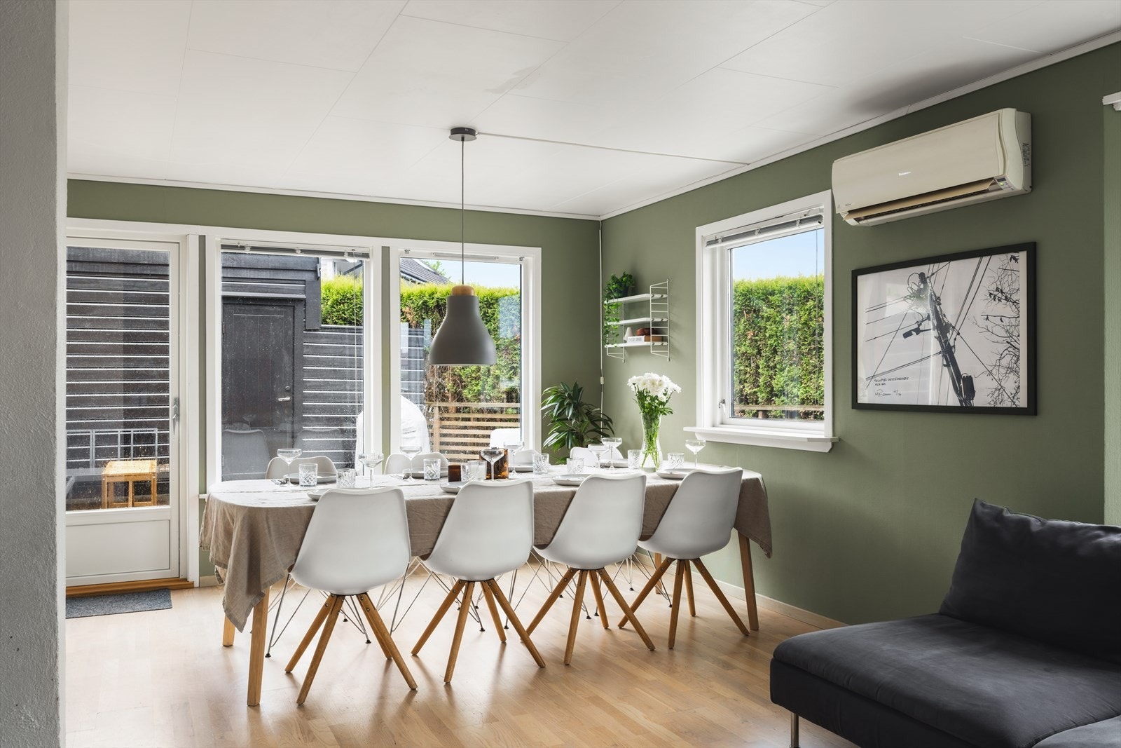 Fra stuen er det utgang til en herlig terrasse med fin utsikt, som fungerer som en naturlig forlengelse av oppholdsrommet i sommerhalvåret. Galleribilde