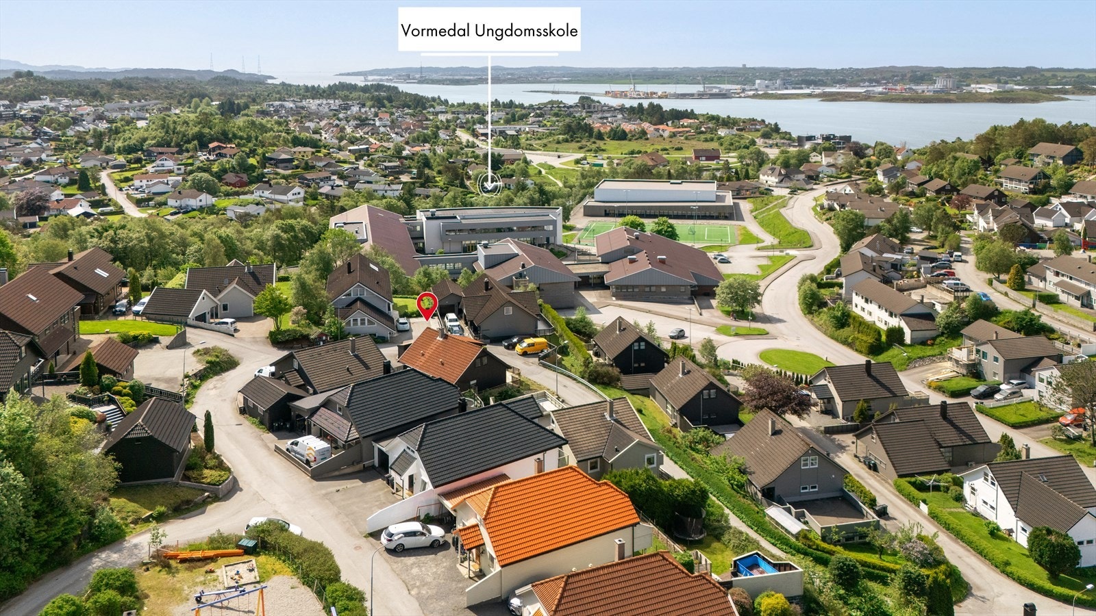 Beliggende med kort avstand til skole, barnehage, dagligvarebutikk, busstopp, idrettsanlegg og flotte turområder. Galleribilde