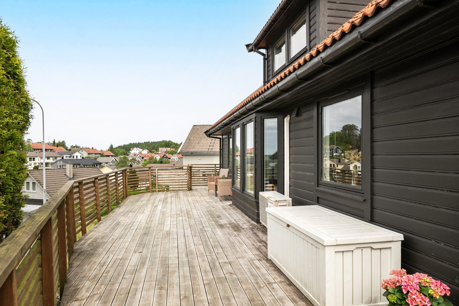 Terrassen strekker seg rundt store deler av boligen, slik at du enkelt kan flytte deg etter solen gjennom dagen. Galleribilde
