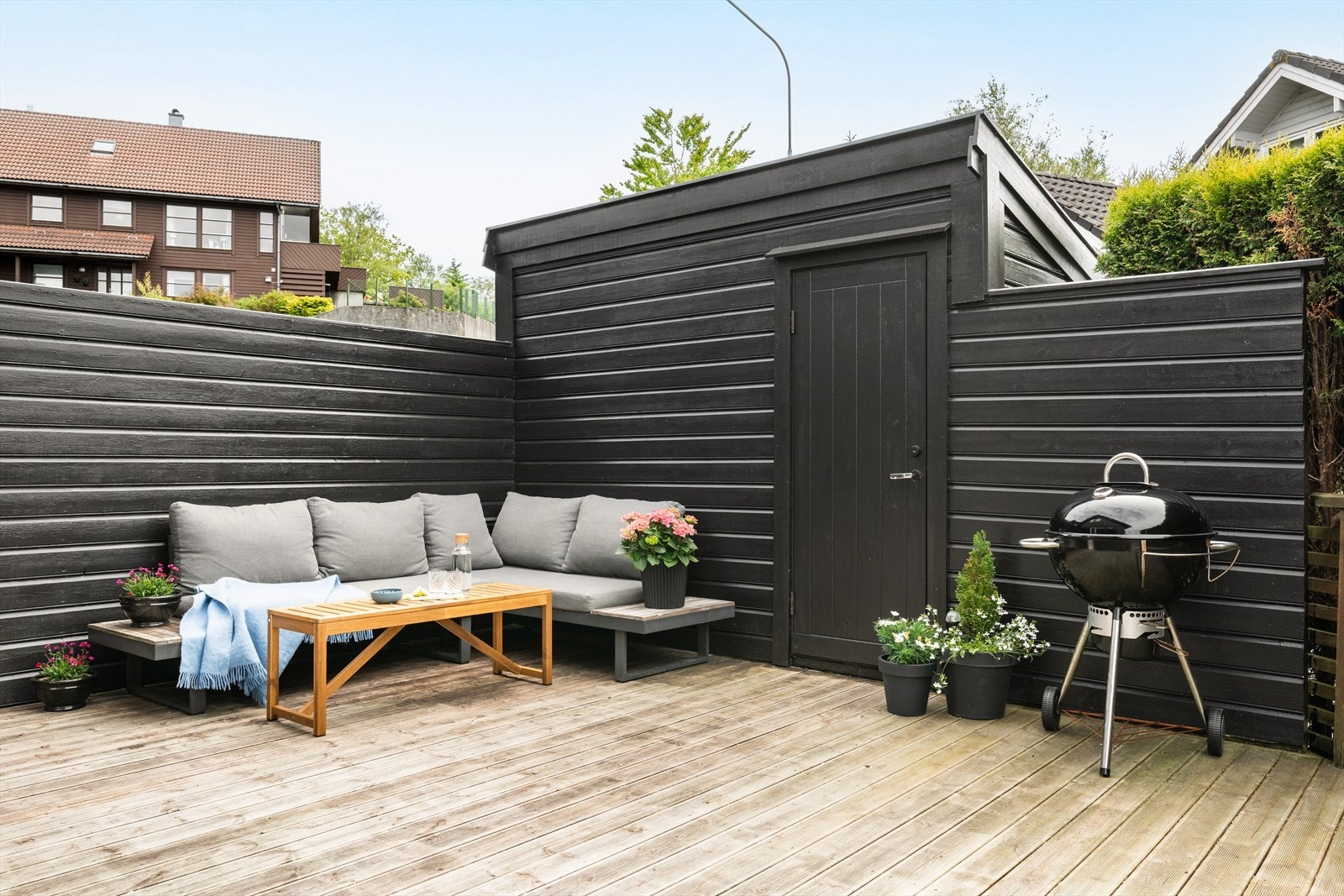 Her kan du nyte fine sommerdager på en skjermet terrasse. Galleribilde