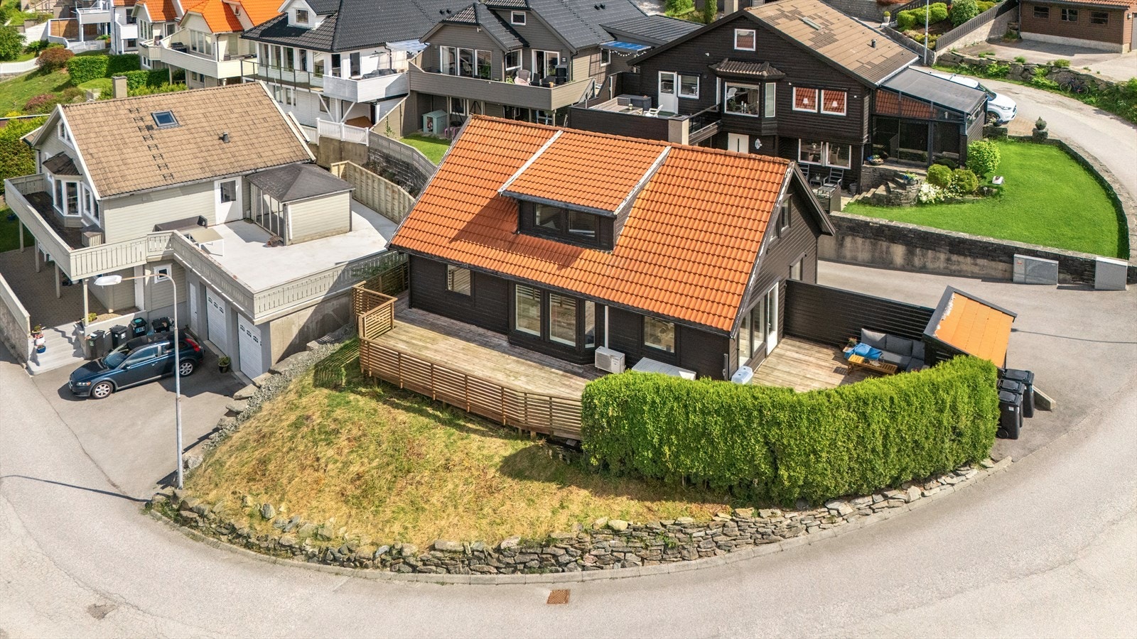 Boligen byr på et velholdt uteområde og en stor terrasse med gode solforhold. Galleribilde