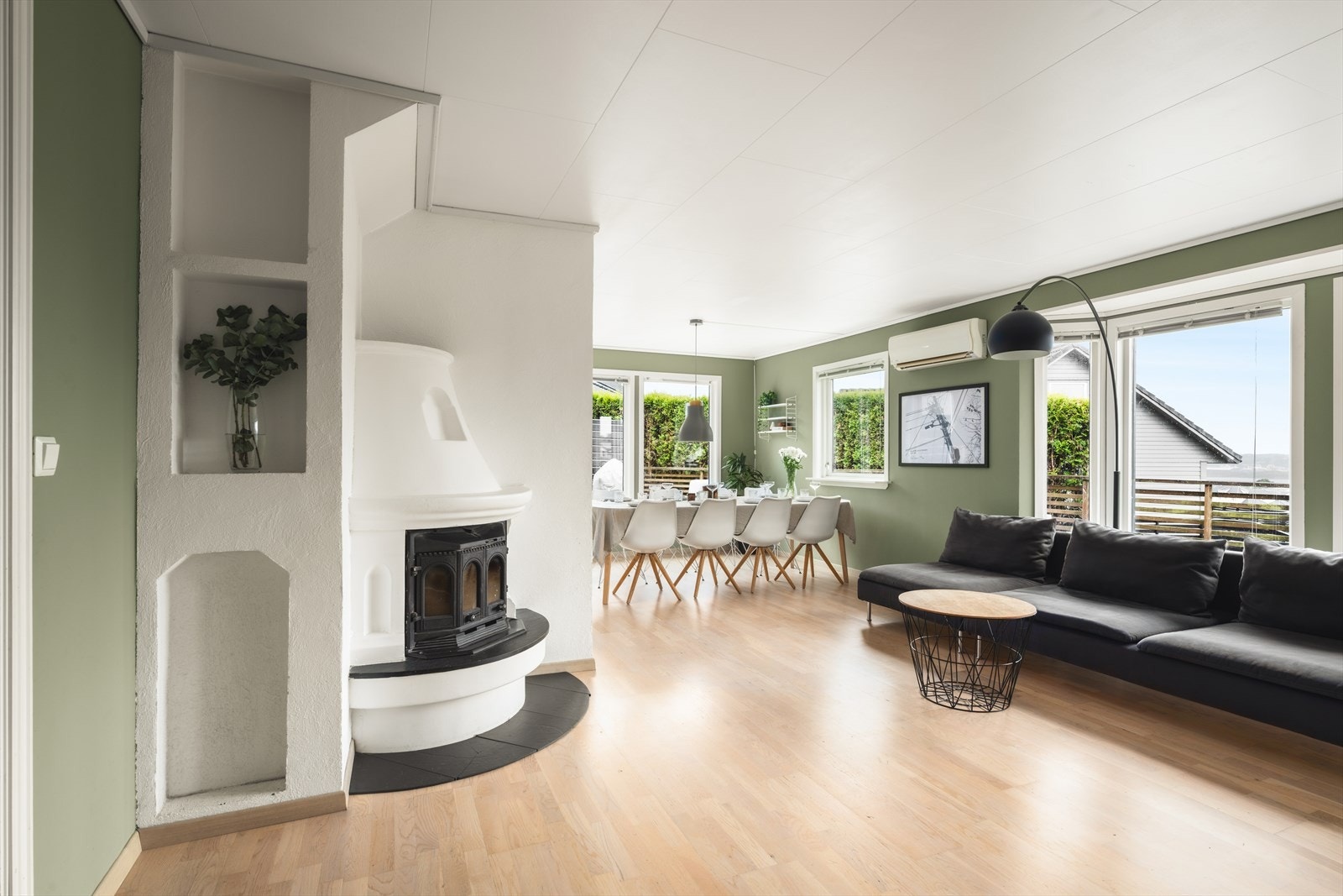 Stuen fremstår som lys og romslig, med delikate fargetoner og gode vindusflater som slipper inn rikelig med naturlig lys. Galleribilde