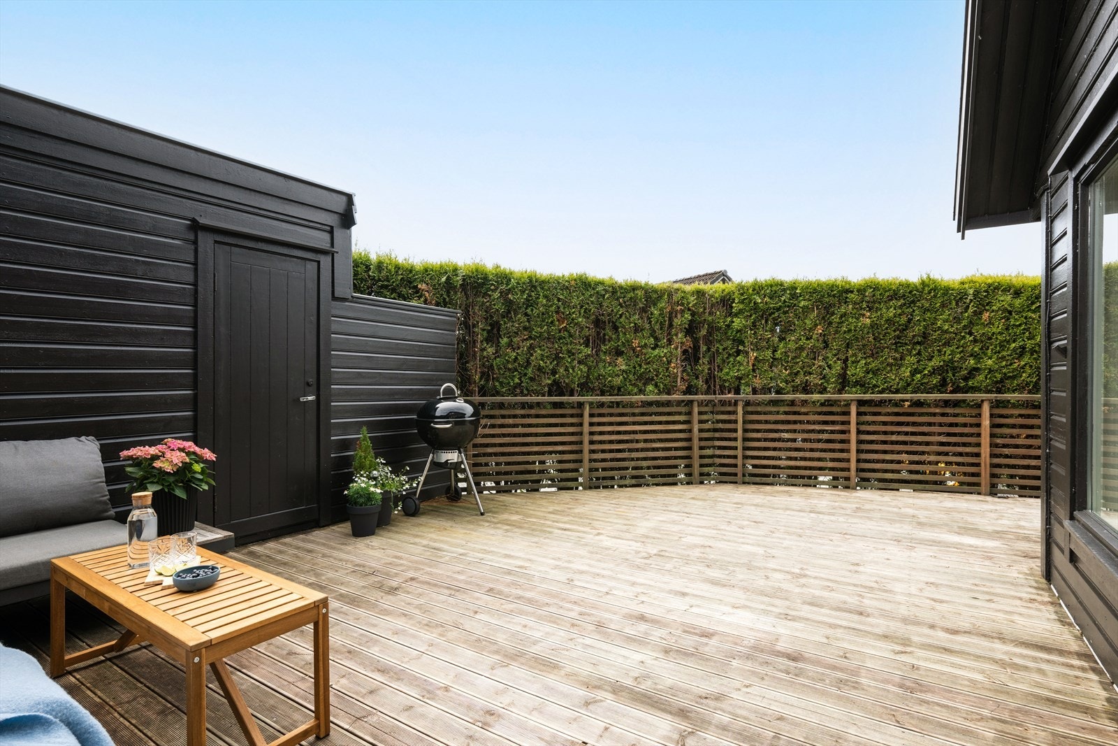 Terrassen er av god størrelse og har plass til både utemøbler og grill. Galleribilde