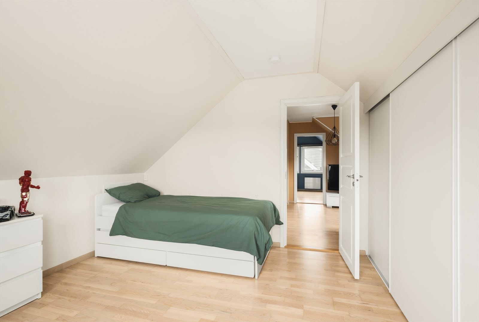 Soverom av god størrelse og innredet med en praktisk, plassbygd skyvedørsgarderobe som gir gode oppbevaringsmuligheter. Galleribilde