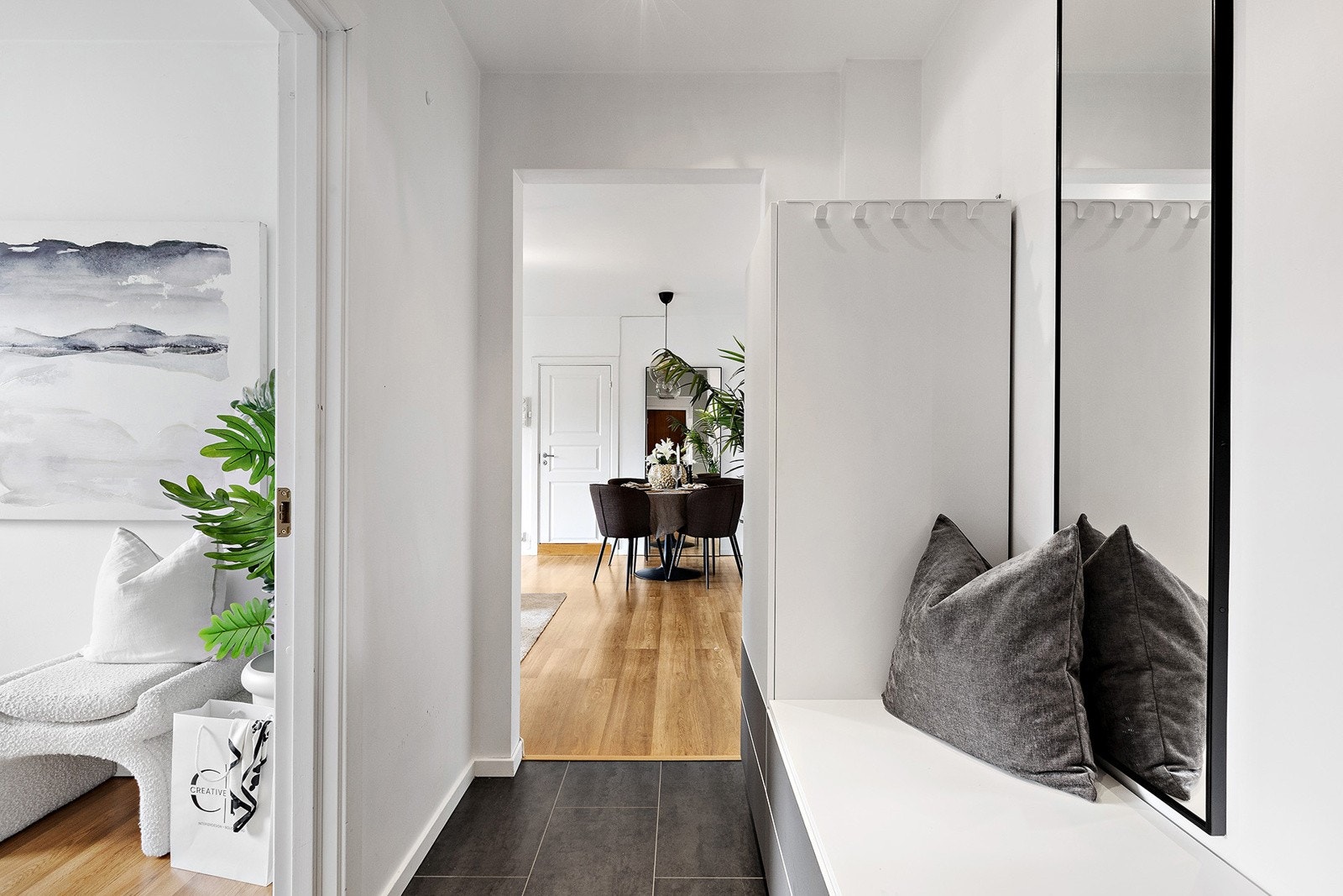 Lys og hyggelig entre med dørcalling. Galleribilde