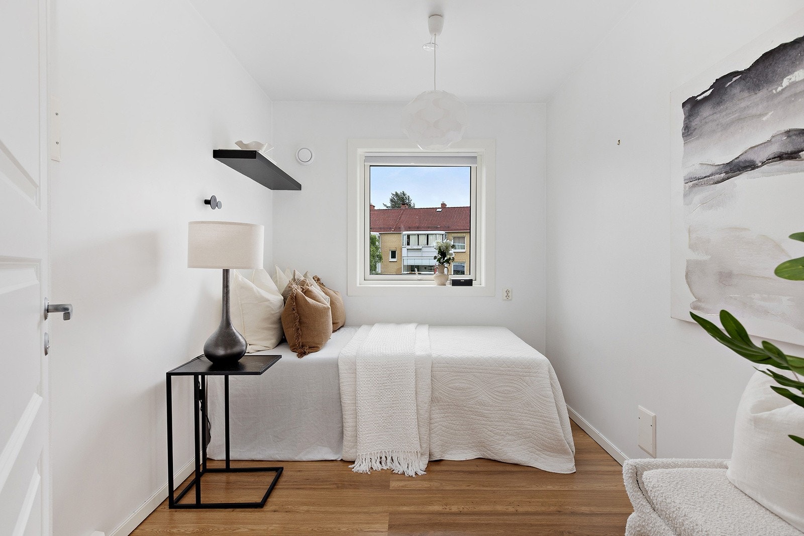 Soverom med gode lysforhold og plass til dobbeltseng, nattbord mm. Galleribilde