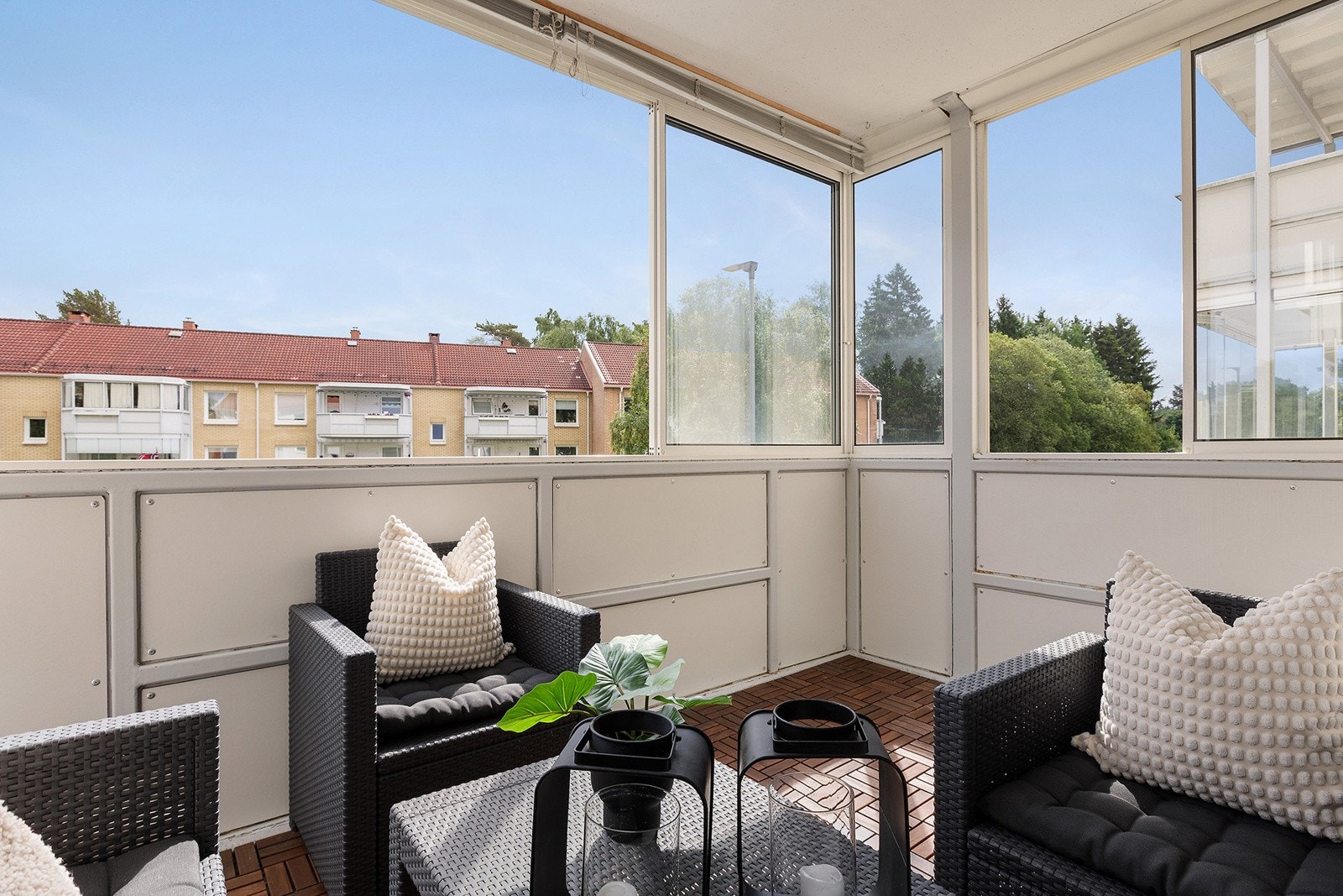 Innglasset balkong på 8 kvm med god plass til utemøbler, grill mm. Galleribilde
