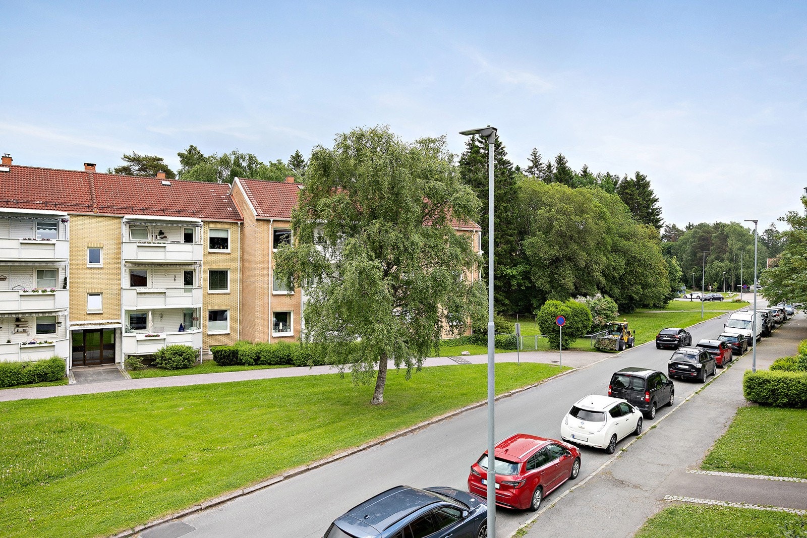 Balkongen vender ut mot rolig gate! Galleribilde