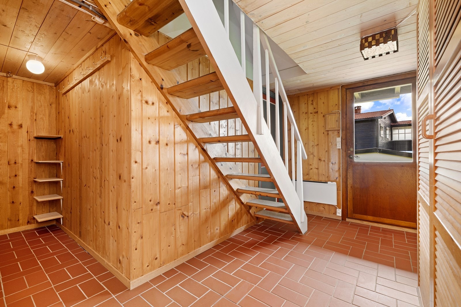 Gang med utgang til hagen Galleribilde
