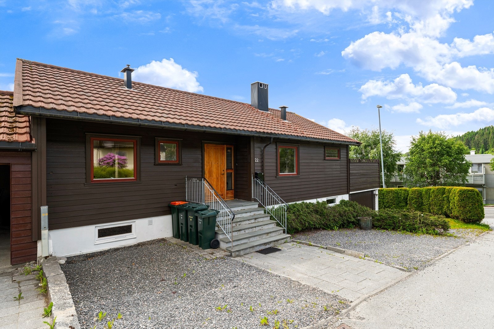 Det er gruslagt parkeringsareal i tillegg til garasje foran boligen Galleribilde