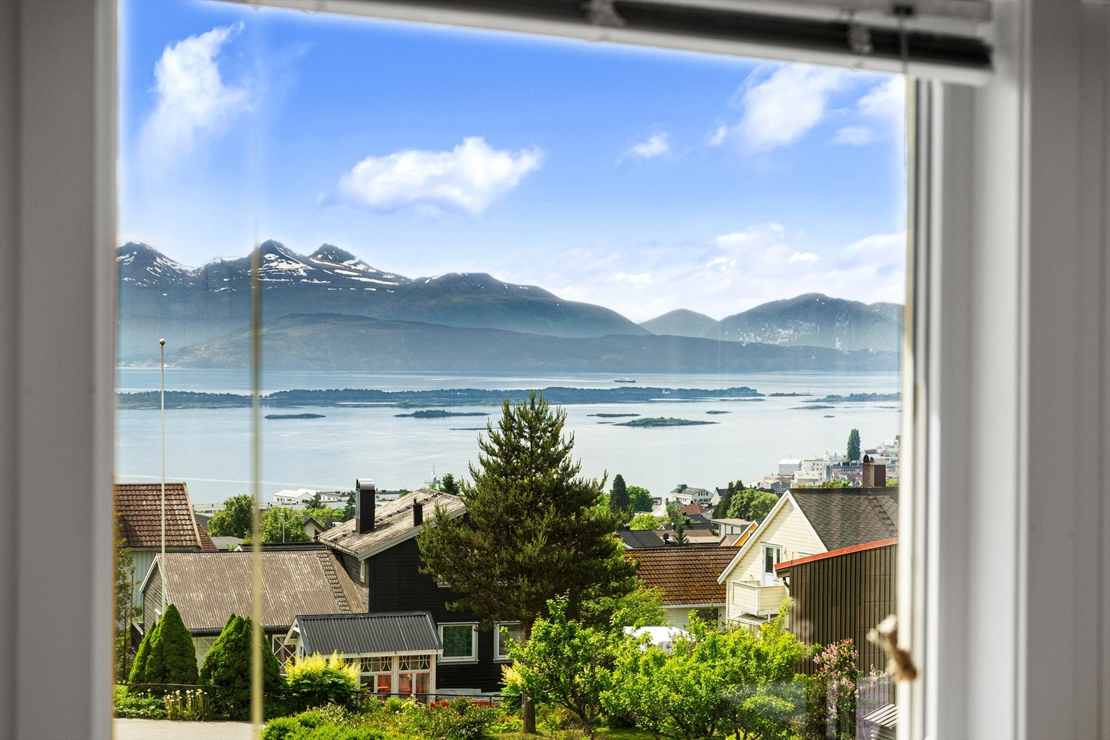 Nydelig utsikt mot fjorden og Romsdalsfjellene fra boligen Galleribilde